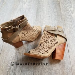 [Vince Camuto] laser cut peep toe booties